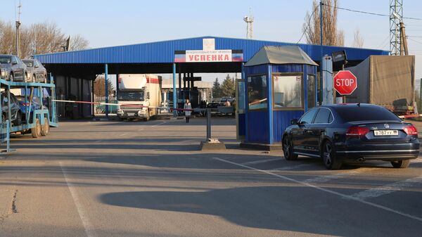 Автомобили на контрольно-пропускном пункте Успенка в Донецкой области
