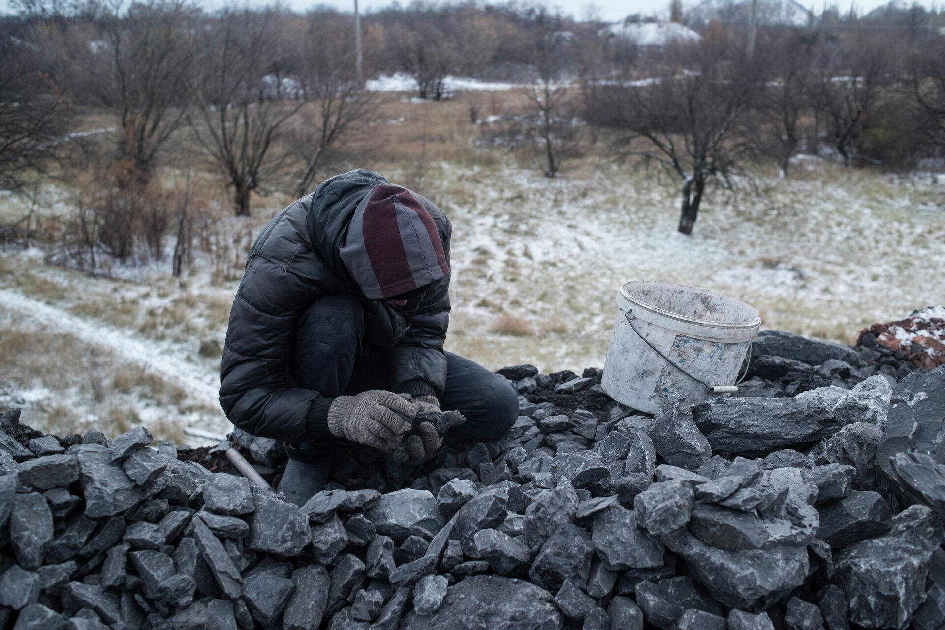 Местный житель собирает уголь из отвала шахты в Донецке - РИА Новости, 1920, 16.11.2021