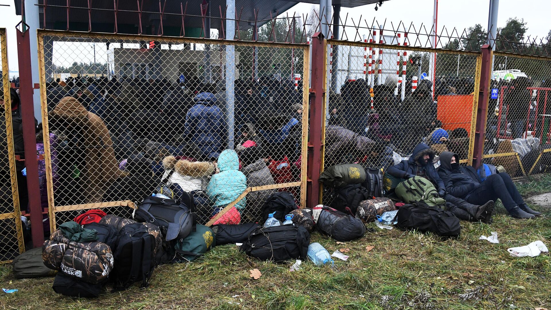 Беженцы с Ближнего Востока у пункта пропуска Брузги на белорусско-польской границе - РИА Новости, 1920, 15.11.2021