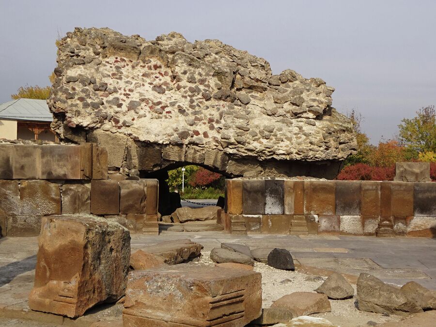 Основание и руины храма Звартноц