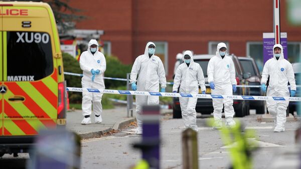 Судебно-медицинские эксперты на месте взрыва автомобиля у женской больницы Ливерпуля