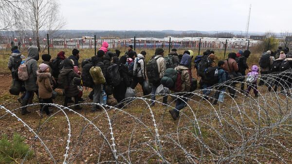 Беженцы с Ближнего Востока двигаются вдоль белорусско-польской границы к пункту пропуска Брузги