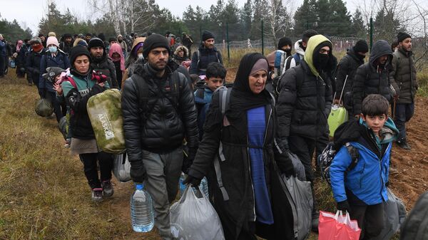 Беженцы с Ближнего Востока двигаются вдоль белорусско-польской границы к пункту пропуска Брузги