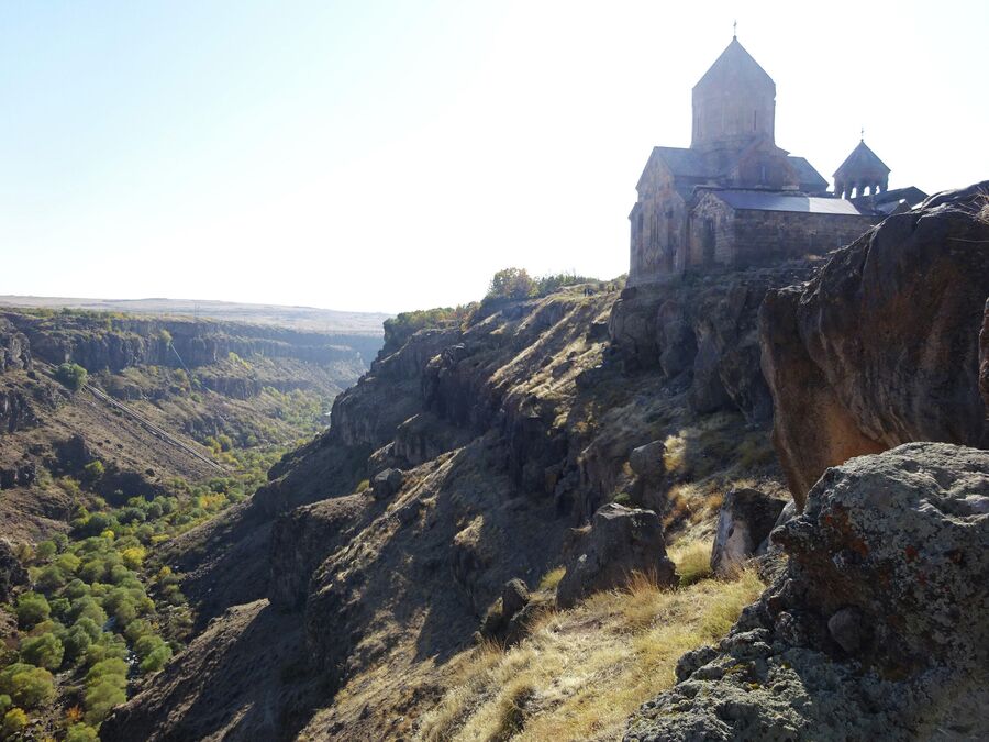 Монастырь Ованаванк находится на краю ущелья