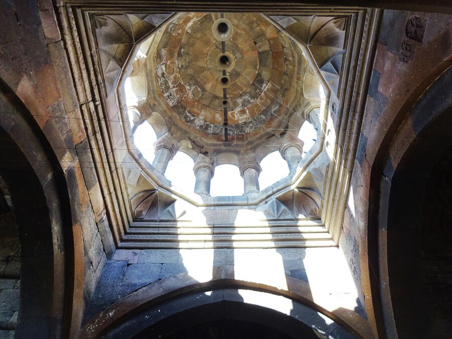 Ованаванк, церковь Сурб-Карапет. Звонница-ротонда пропускает много света