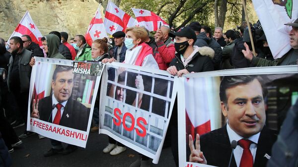 Сторонники Михаила Саакашвили на митинге в его поддержку в Тбилиси, Грузия