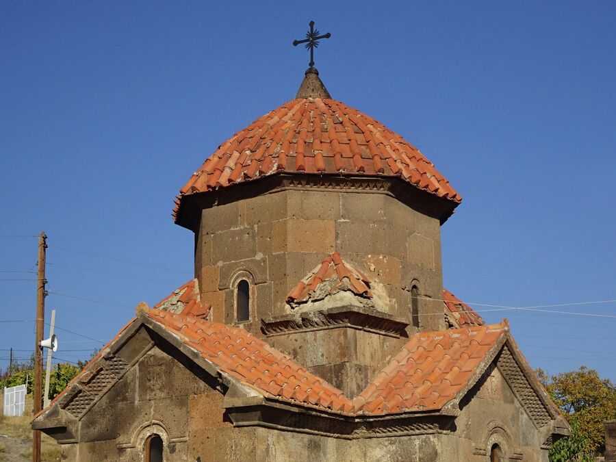 Церковь Кармравор, черепичная крыша