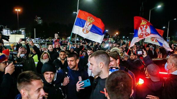 Болельщики сборной Сербии по футболу встречают национальную команду в Белграде
