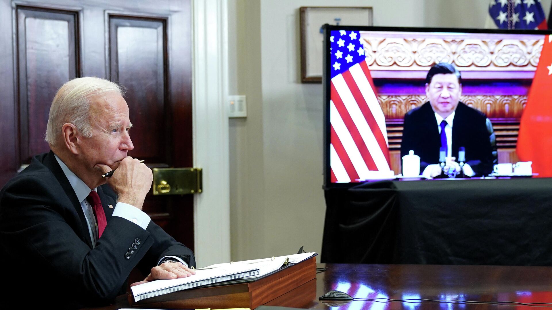 Президент США Джо Байден во время встречи с председателем КНР Си Цзиньпином в режиме видеоконференции - РИА Новости, 1920, 16.11.2021