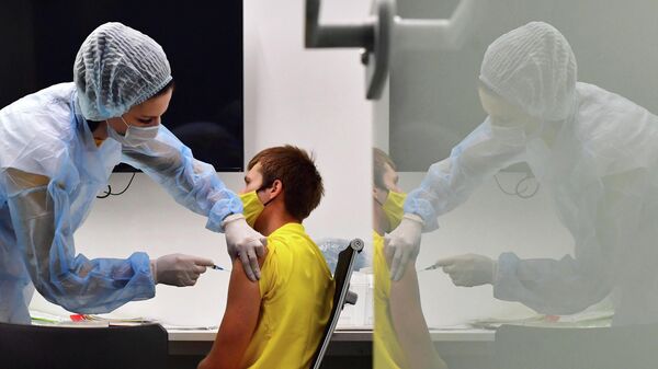 Медицинский сотрудник проводит вакцинацию курьера сервиса доставки Яндекс.Еда