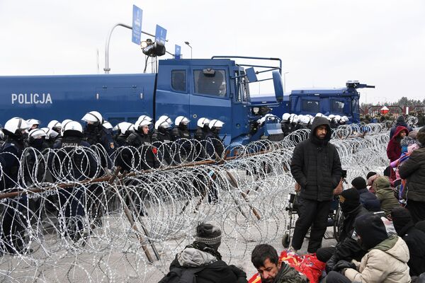 Беженцы с Ближнего Востока у пункта пропуска Брузги на белорусско-польской границе