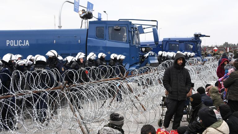 Беженцы с Ближнего Востока у пункта пропуска Брузги на белорусско-польской границе