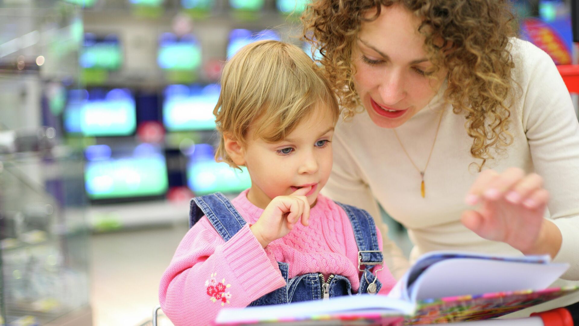 Мама и дочь смотрят в книгу - РИА Новости, 1920, 20.03.2025