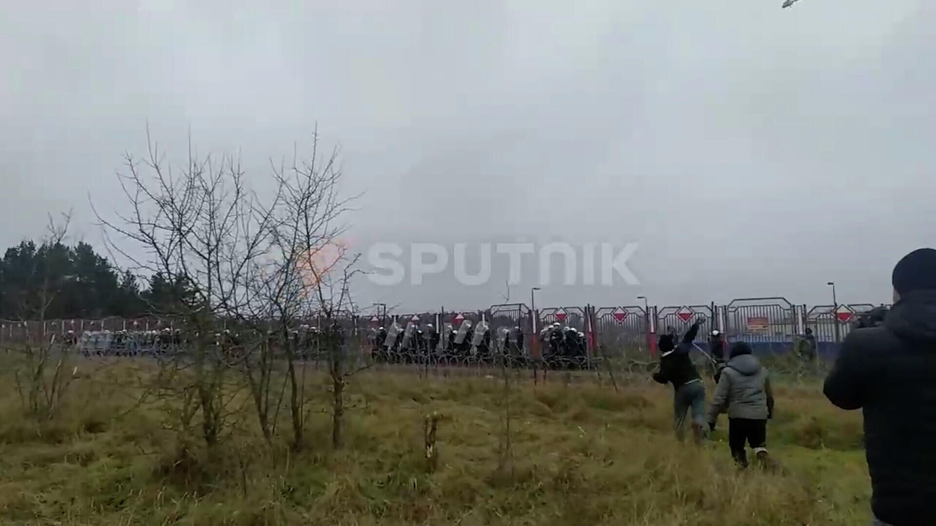 Польские силовики применяют для сдерживания мигрантов светошумовые гранаты - РИА Новости, 1920, 16.11.2021