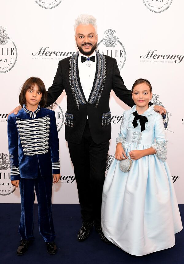 Певец Филипп Киркоров с сыном Мартином и дочерью Аллой-Викторией перед началом бала дебютанток журнала Tatler в Доме Пашкова 