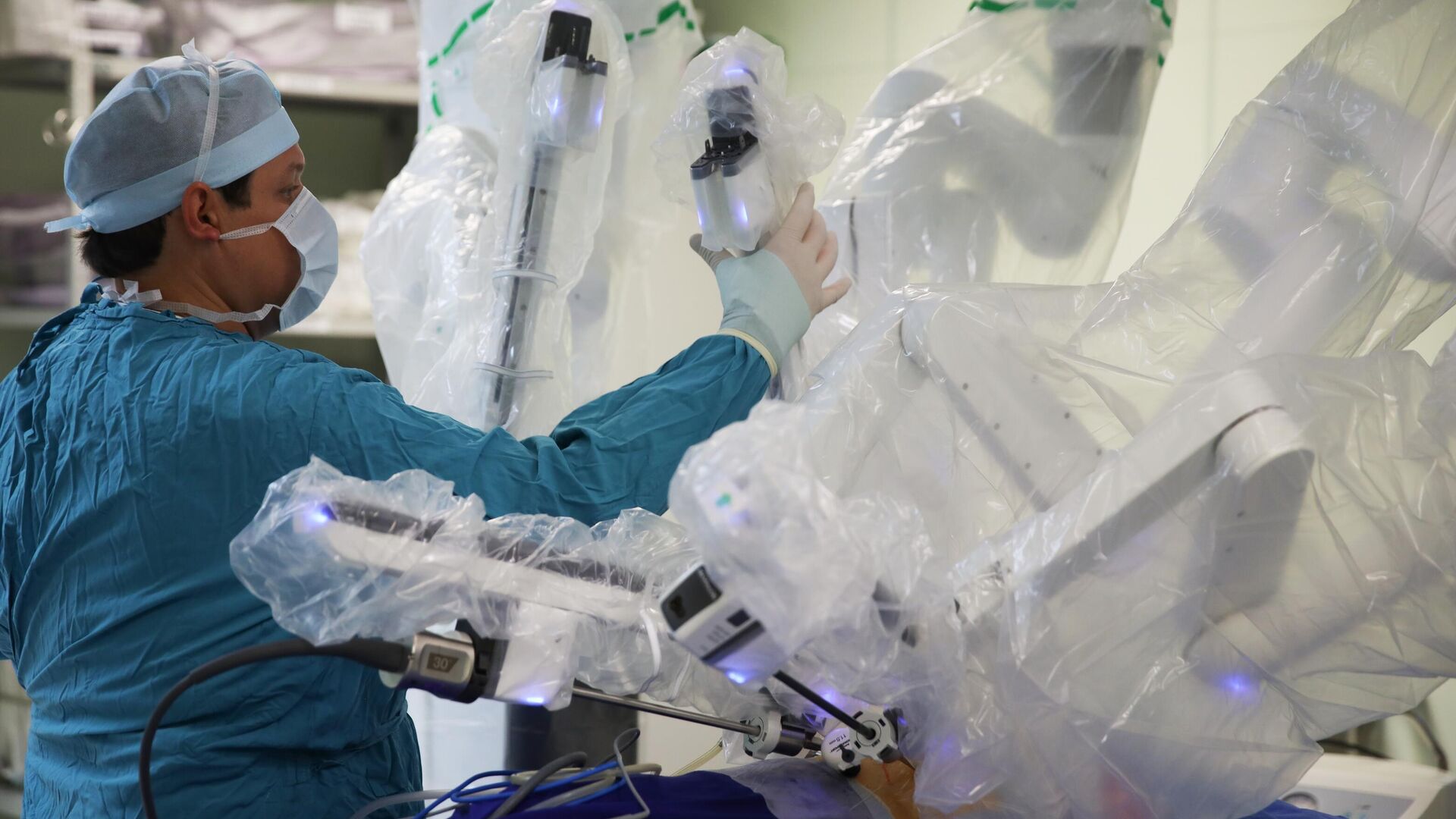 Робот-хирург-онколог нового поколения Da Vinci Xi (IS4000) ассистирует хирургам на операции - РИА Новости, 1920, 14.11.2023