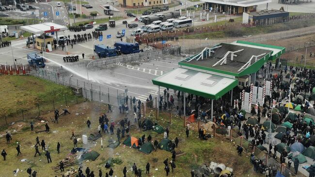 Применение водометов на границе Польши и Белоруссии в районе погранперехода Брузги-Кузница