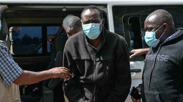 Муж погибшей кенийской бегуньи Агнес Тироп Ибрагим Ротич (в центре)