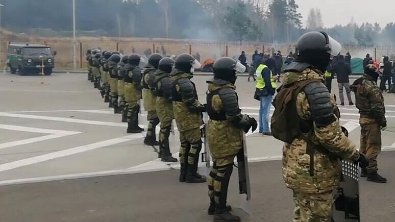 Белорусские военнослужащие у пункта пропуска Брузги на белорусско-польской границе. Кадр видео - РИА Новости, 1920, 16.11.2021