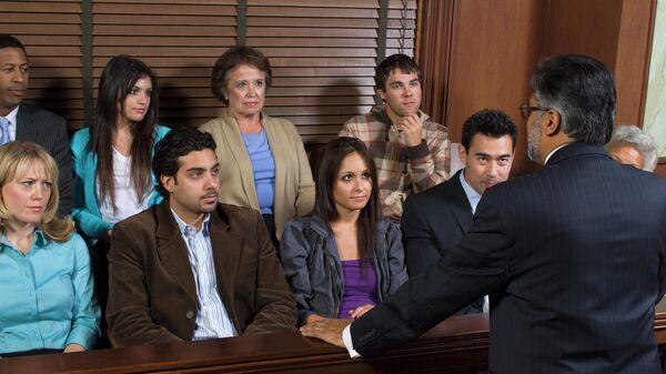 Адвокат во время общения с присяжными 