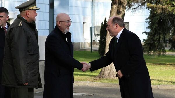 Министры обороны Украины и Великобритании Алексей Резников и Бен Уоллес во время встречи в Киеве