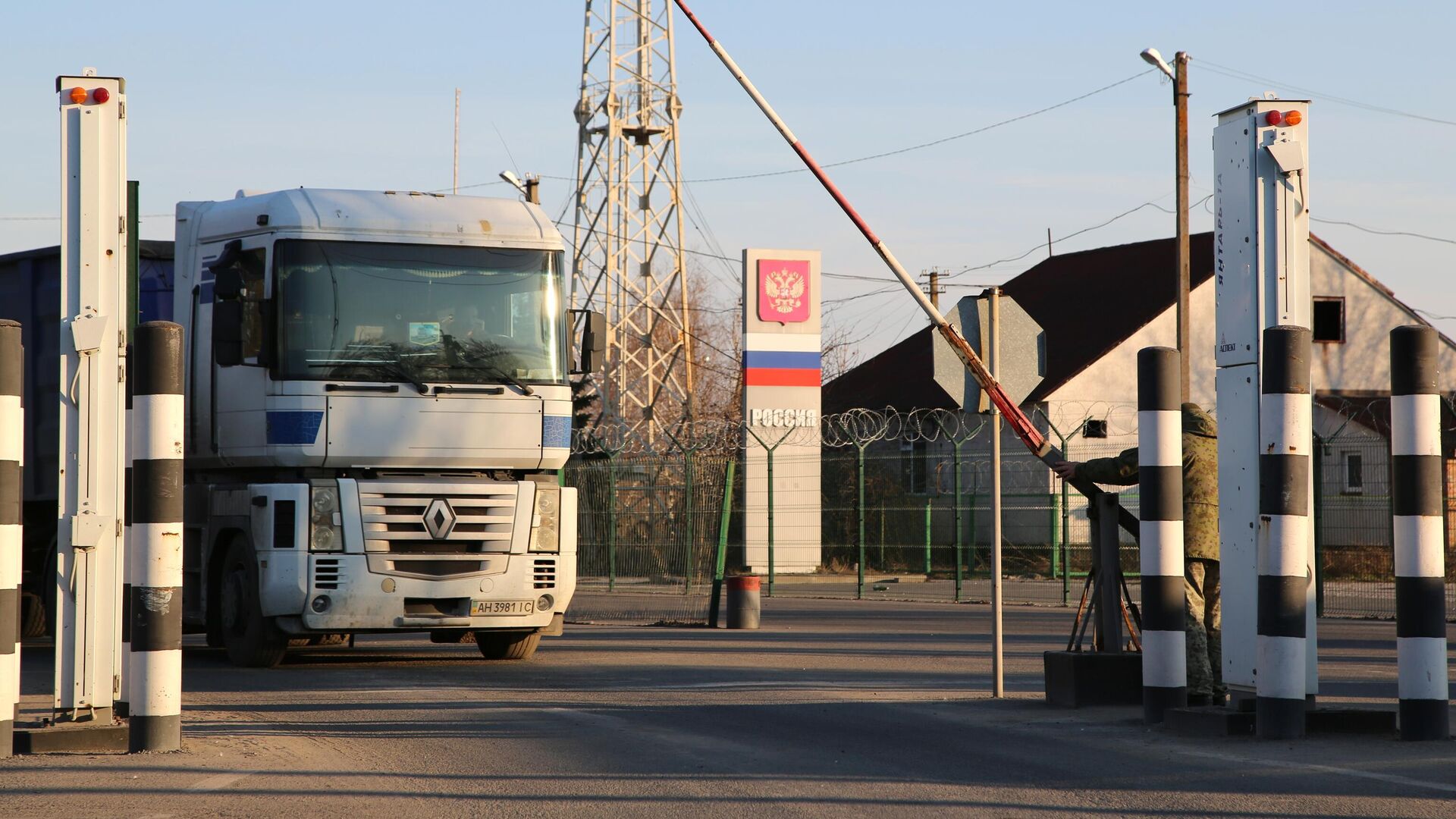 Грузовой автомобиль на контрольно-пропускном пункте Успенка в Донецкой области - РИА Новости, 1920, 17.11.2021