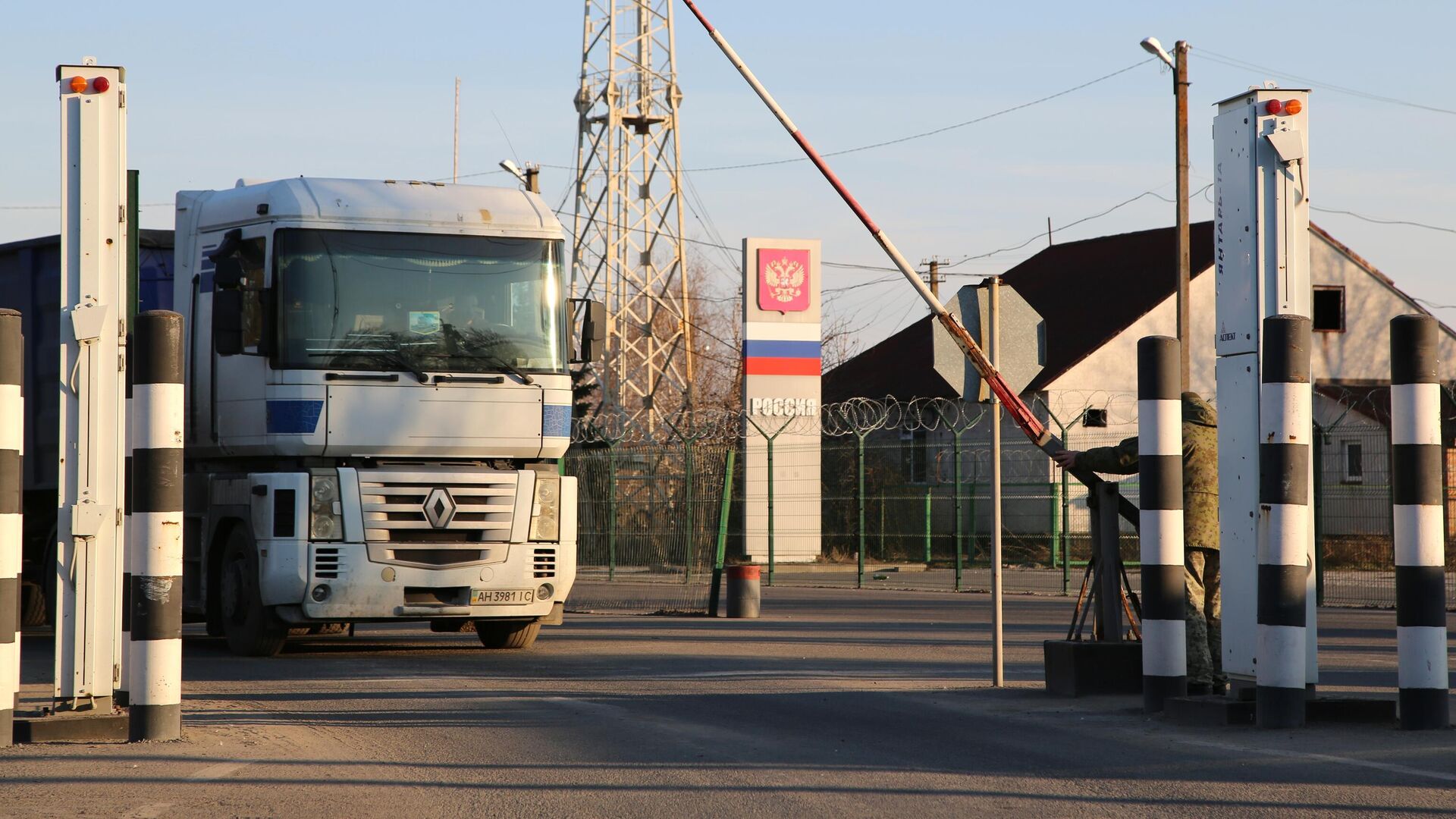 Грузовой автомобиль на контрольно-пропускном пункте Успенка в Донецкой области - РИА Новости, 1920, 17.11.2021