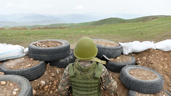 Армянский военнослужащий на границе с Азербайджаном