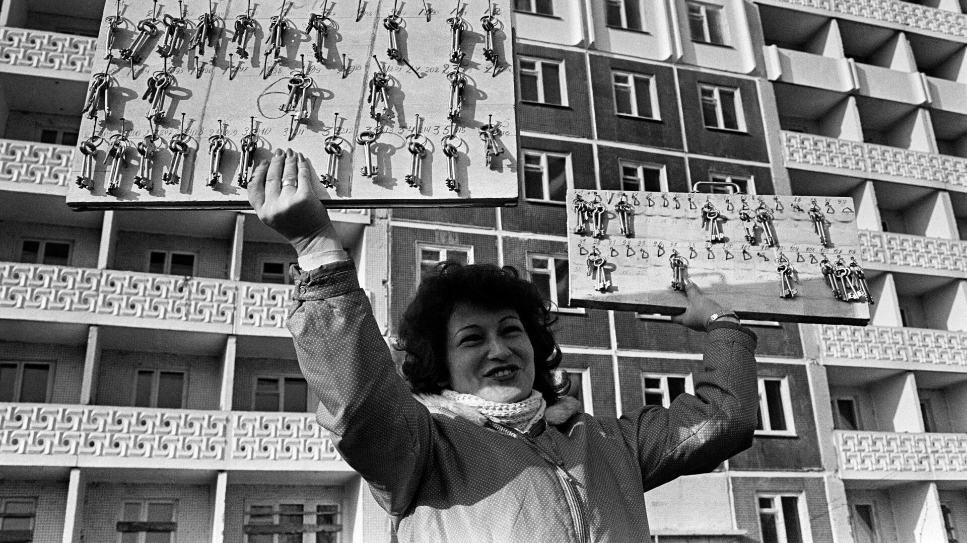 Женщина держит в руках ключи от новых квартир - РИА Новости, 1920, 17.11.2021