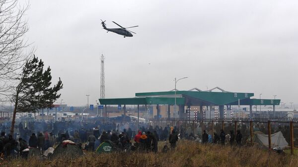 Вертолет над лагерем беженцев у белорусско-польской границы
