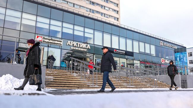 Люди проходят возле делового центра Арктика в Мурманске Люди проходят возле делового центра Арктика в Мурманске