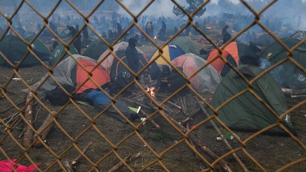 Беженцы с Ближнего Востока в лагере нелегальных мигрантов у пункта пропуска Брузги на белорусско-польской границе