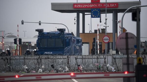 Польские полицейские и военнослужащие на пункте пропуска Кузница-Брузги на польско-белорусской границе
