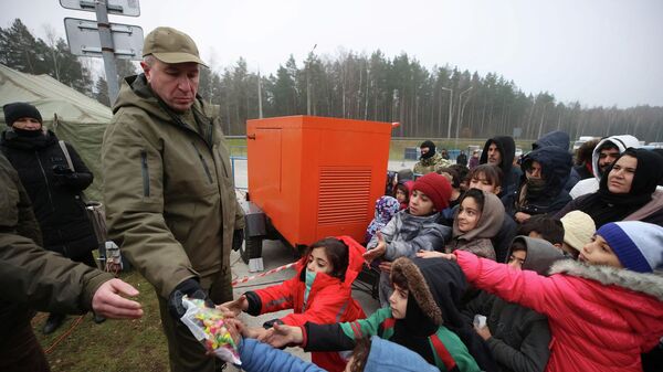 Мигранты у пункта пропуска Брузги - Кузница на белорусско-польской границе
