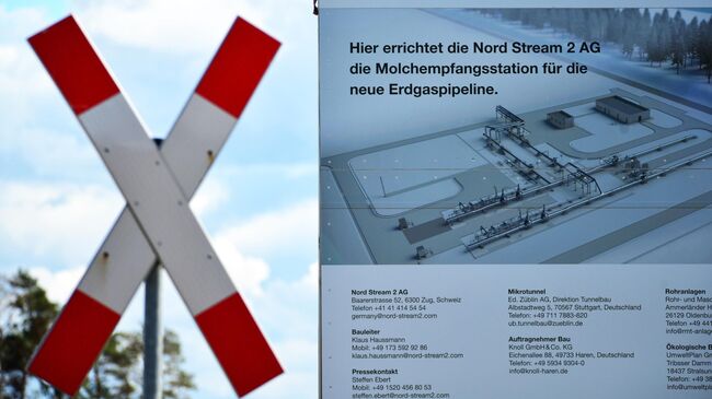 Информационный стенд возле наземного стыковочного пункта газопровода Северный поток-2 в Любмине