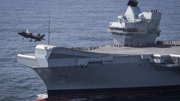 Истребитель взлетает с авианосца HMS Queen Elizabeth