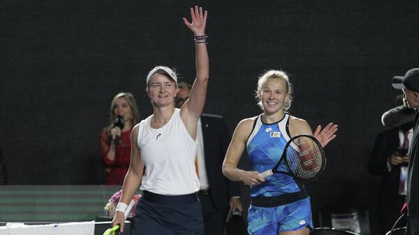 Чешские теннисистки Барбара Крейчикова и Катерина Синякова (слева направо)