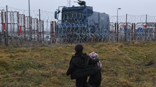 Дети из лагеря нелегальных мигрантов и польская полицейская спецтехника у лагеря нелегальных мигрантов на белорусско-польской границе