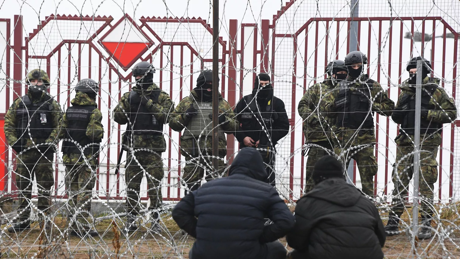 Беженцы с Ближнего Востока и польские военные у лагеря нелегальных мигрантов на белорусско-польской границе - РИА Новости, 1920, 18.11.2021