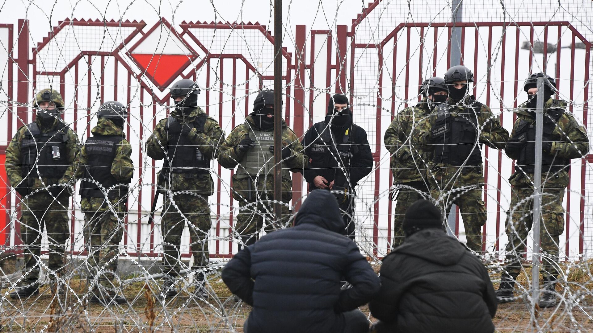 Беженцы с Ближнего Востока и польские военные у лагеря нелегальных мигрантов на белорусско-польской границе - РИА Новости, 1920, 24.11.2021