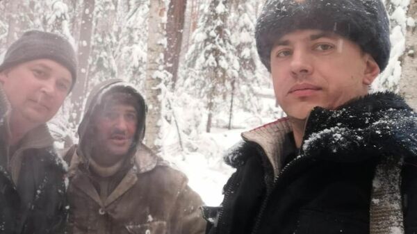 Сотрудники полиции Томской области и найденный житель поселка Белый Яр