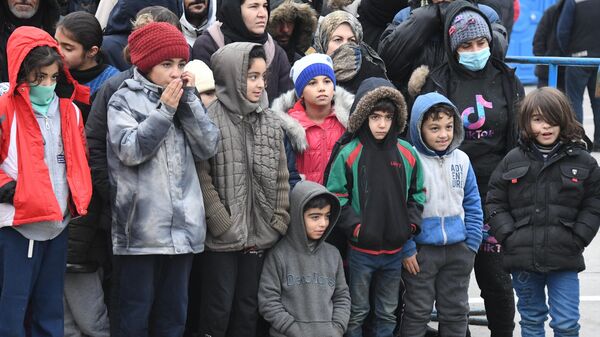 Дети в очереди за гуманитарной помощью в центре временного содержания мигрантов, оборудованном в логистическом центре в пункте пропуска Брузги на белорусско-польской границе