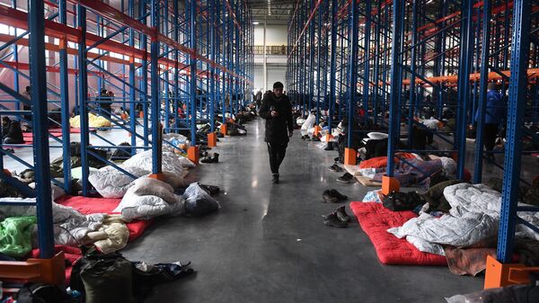 Беженцы с Ближнего Востока в центре временного содержания мигрантов, оборудованном в логистическом центре в пункте пропуска Брузги на белорусско-польской границее