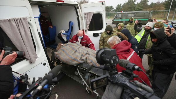 Медики транспортируют пострадавшего мигранта в районе пограничного перехода Брузги - Кузница