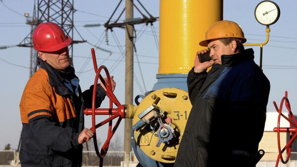 Рабочие на газокомпрессорной станции на трубопроводе Ямал-Европа недалеко от Несвижа