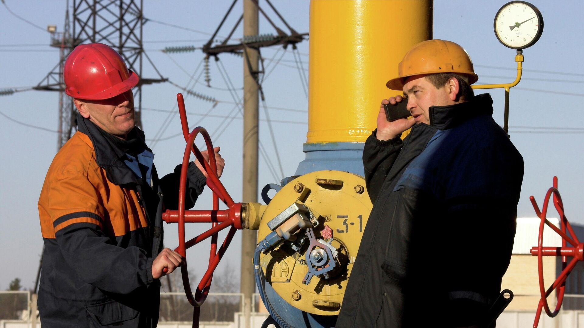 Рабочие на газокомпрессорной станции на трубопроводе Ямал-Европа недалеко от Несвижа0