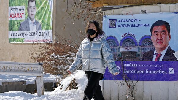 Агитационные плакаты на одной из улиц в Бишкеке