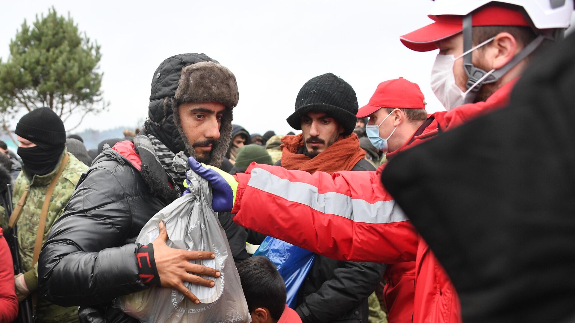 Раздача гуманитарной помощи в лагере нелегальных мигрантов возле пункта пропуска Брузги на белорусско-польской границе - РИА Новости, 1920, 26.11.2021