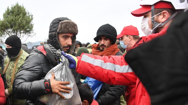 Раздача гуманитарной помощи в лагере нелегальных мигрантов возле пункта пропуска Брузги на белорусско-польской границе