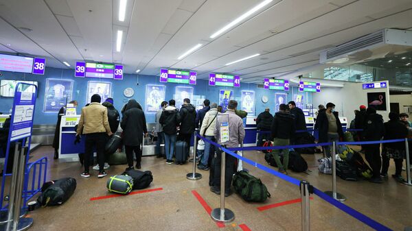 Иракские мигранты во время регистрации в аэропорту Минска